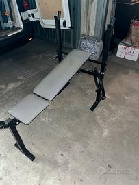 Panca con bilancieri di vario tipo e dischi