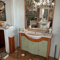 Set bagno di design con mobile, lavabo e specchio