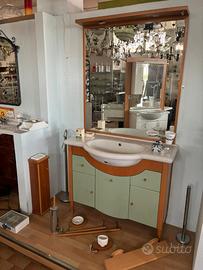 Set bagno di design con mobile, lavabo e specchio