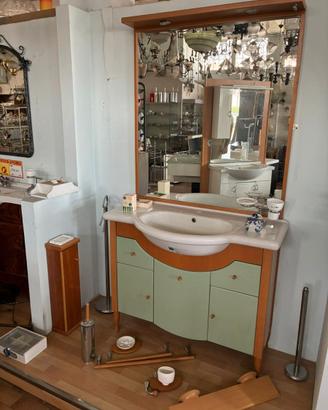 Set bagno di design con mobile, lavabo e specchio