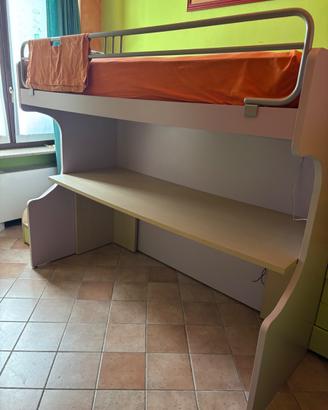 Letto a soppalco con scrivania integrata
