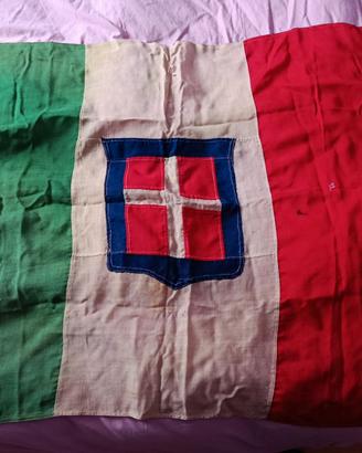 Bandiera italiana con stemma Savoia , anni '40