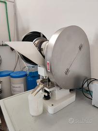 Macchina per creare compresse / pillole