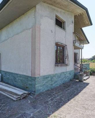 Villa di 157 m² con 4 locali e box auto a Pontirol