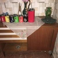 Macchina da cucire a pedale con mobile cassettiera