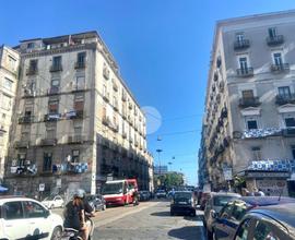 NEGOZIO A NAPOLI