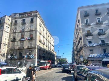 NEGOZIO A NAPOLI