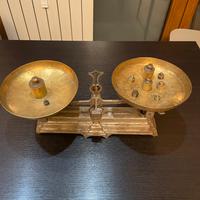 Antica bilancia a doppio piatto in ghisa e ottone.