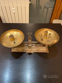 Antica bilancia a doppio piatto in ghisa e ottone.