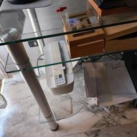 scrivania vetro temperato con diversi ripiani