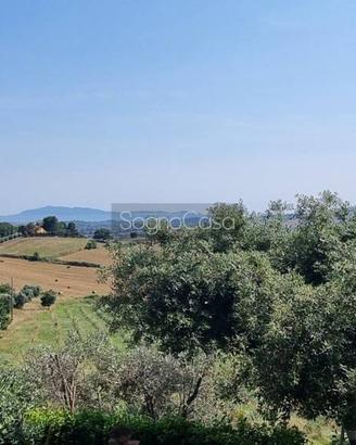 Rustico / Casale di 400 m² con più di 5 locali e b