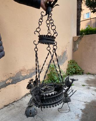 Lampadario antico in ferro battuto