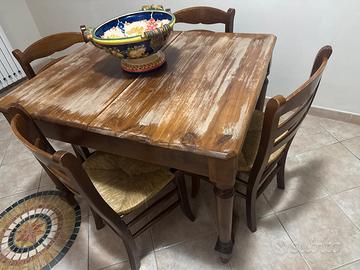 tavolo e sedie in legno antico