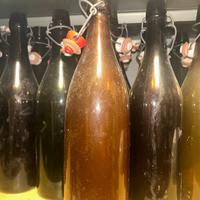 Bottiglie di vino di vetro con macchinetta
