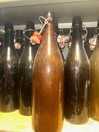 Bottiglie di vino di vetro con macchinetta
