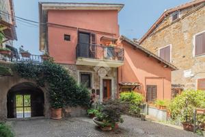3 LOCALI A SUTRI