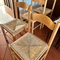 Sedie in legno.