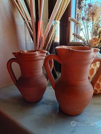 due vasetti in terracotta 
