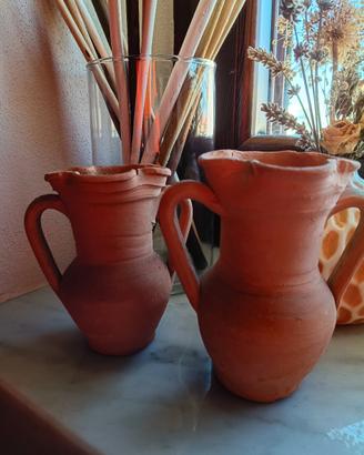 due vasetti in terracotta 
