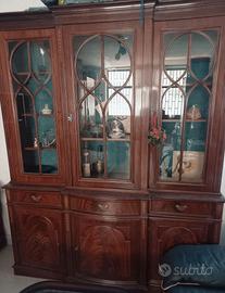 Vetrina, tavolo e tavolinetto da salotto