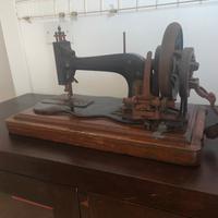 Macchina da cucire vintage d’epoca in ghisa