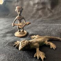 2x Statuine tribali in bronzo, musicista e geko