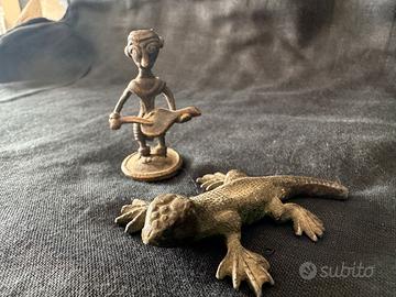 2x Statuine tribali in bronzo, musicista e geko