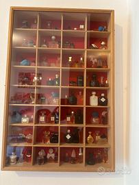 bacheca di legno con 80 profumi mignon anni 80