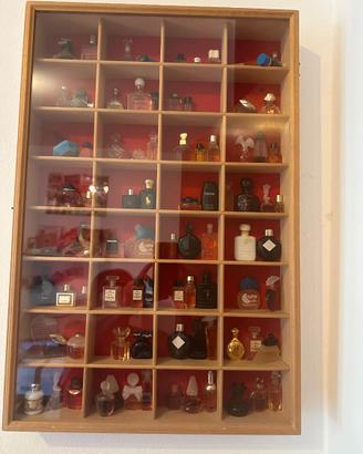 bacheca di legno con 80 profumi mignon anni 80
