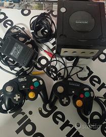 Nintendo GameCube console nera con due Controller