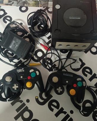 Nintendo GameCube console nera con due Controller