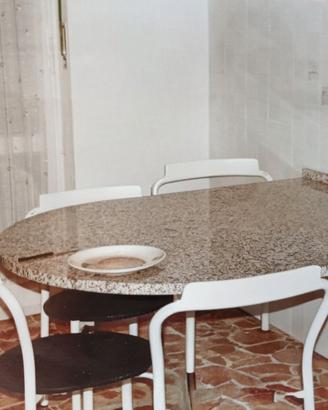 Tavolo a penisola con piano di marmo