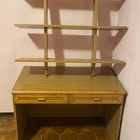 Scrivania con mensola