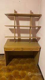 Scrivania con mensola