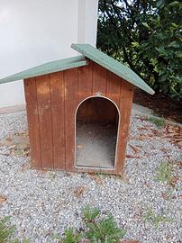 Cuccia in legno per cani con tetto in catramina