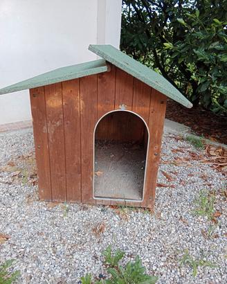 Cuccia in legno per cani con tetto in catramina