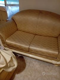 divano con piedi in ceramica 