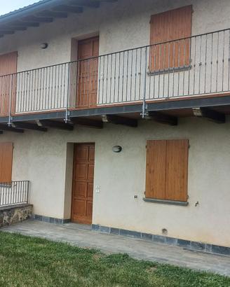 CASA CON DUE APPARTAMENTI  E DUE BOX