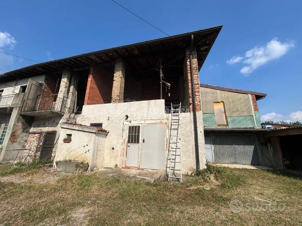 Porzione di rustico terra-cielo in corte, senza sp