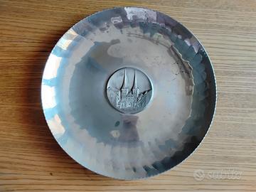 2 piatti vintage in peltro fatti a mano a martello