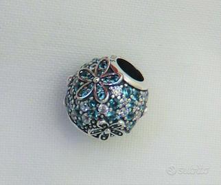 Charm Pandora Margherita con pavé acqua marina
