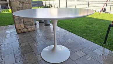 Tavolo copia Tulip Table di Eero Saarinen
