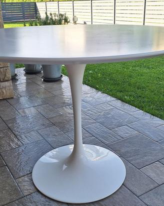 Tavolo copia Tulip Table di Eero Saarinen