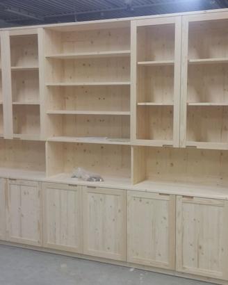 libreria in abete sbiancato con ante pannello vet