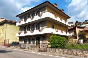 Casa singola con 3 unità, box di 120 mq e giardino