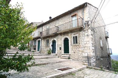 CASA SEMINDIPENDENTE A ORATINO