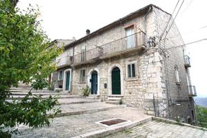 CASA SEMINDIPENDENTE A ORATINO