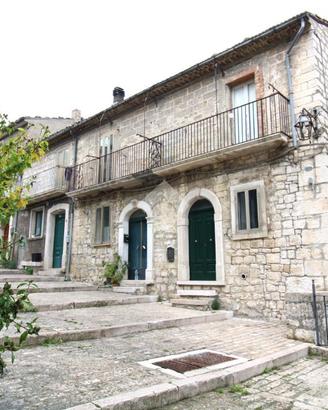CASA SEMINDIPENDENTE A ORATINO