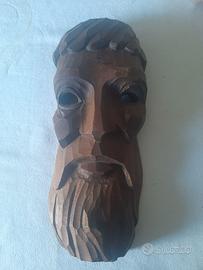 Maschera in legno massiccio intagliata a mano