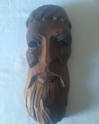 Maschera in legno massiccio intagliata a mano